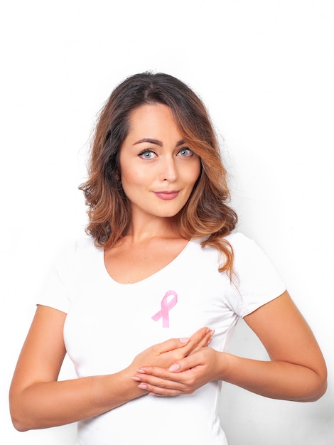 Jovem mulher com uma fita rosa em apoio à conscientização do câncer de mama
