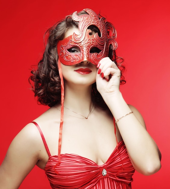Jovem mulher com uma máscara misteriosa vermelha