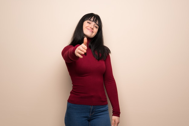 Jovem, mulher, com, vermelho, gola alta, apertar mão, para, encerramento, um, bom negócio