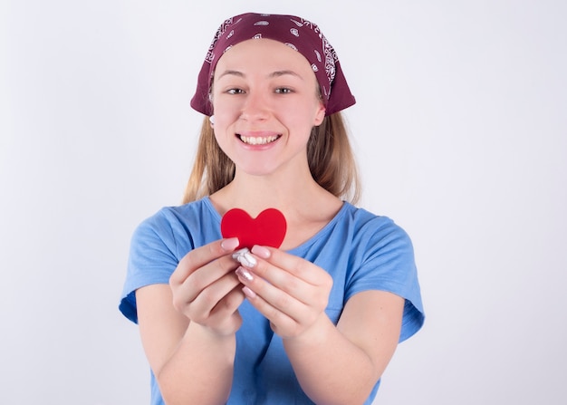 jovem mulher com vida saudável feliz segurando feliz coração vermelho