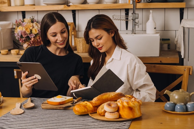 Jovem mulher comendo pizza e rindo enquanto está sentado com seus amigos em um restaurante Grupo de amigos desfrutando enquanto comem e bebem no café