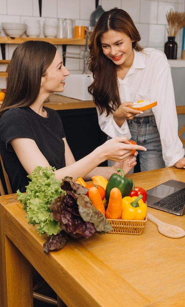 Jovem mulher comendo pizza e rindo enquanto está sentado com seus amigos em um restaurante Grupo de amigos desfrutando enquanto comem e bebem no café