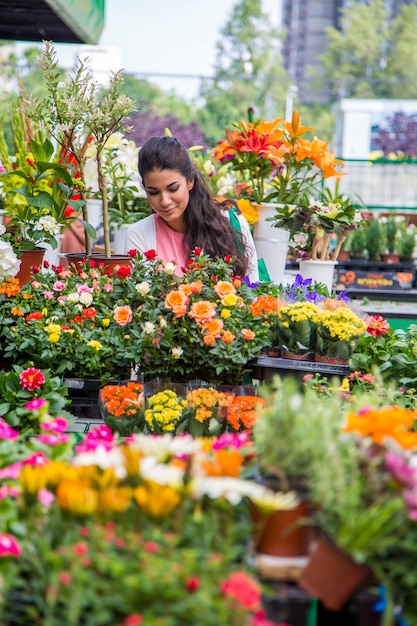 Jovem mulher comprando flores