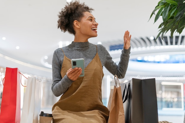 Foto jovem mulher comprando roupas