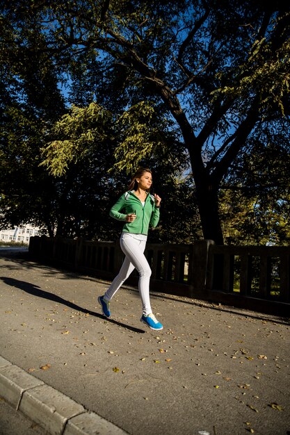 Foto jovem mulher correndo no parque