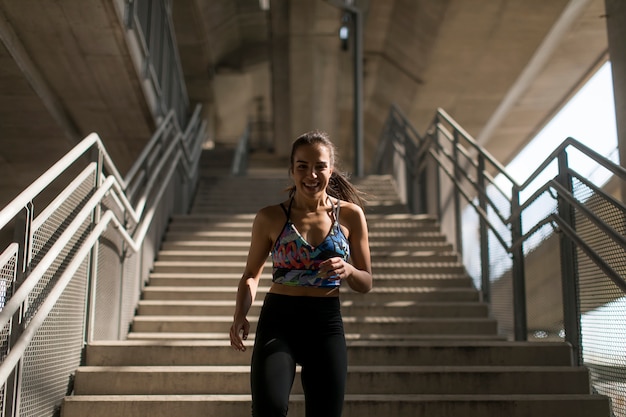 Foto jovem mulher correndo sozinha descer escadas