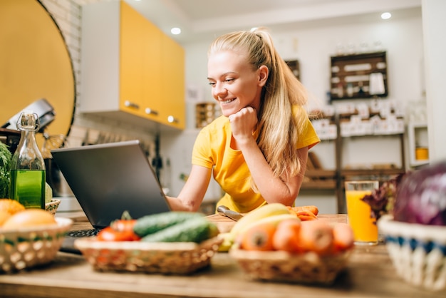 Jovem mulher cozinhando em receitas, comida saudável