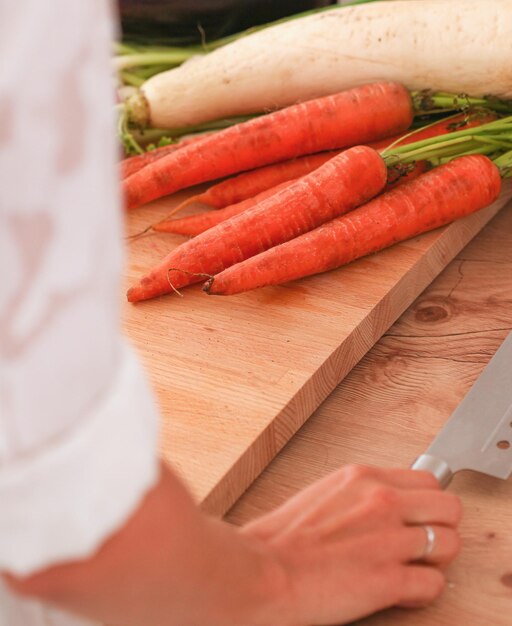 Jovem mulher cozinhando na cozinha Jovem mulher