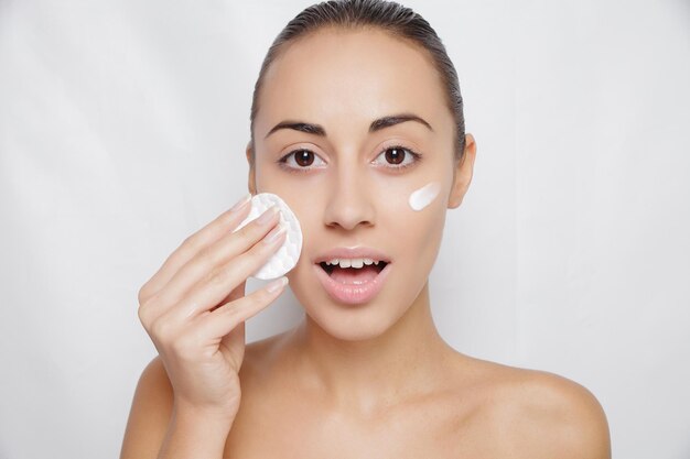 jovem mulher cuida do relaxamento da pele do rosto
