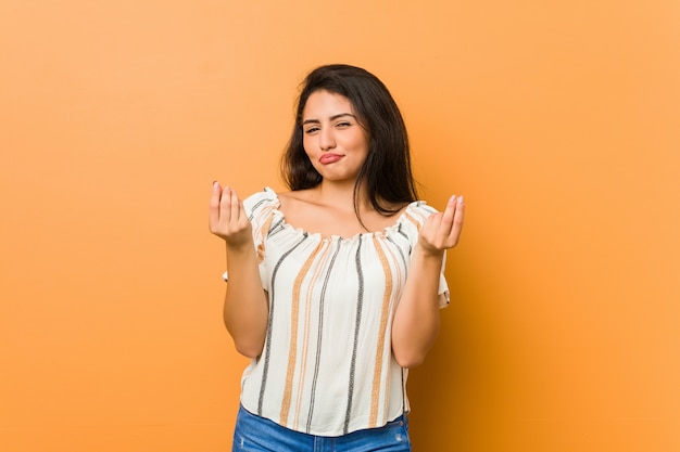 Jovem mulher curvilínea mostrando que ela não tem dinheiro.