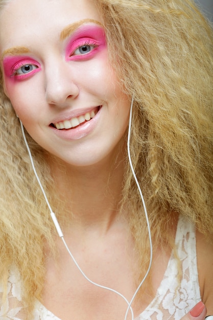 Jovem mulher dançando a música em seus fones de ouvido