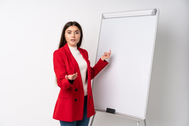 Jovem mulher dando uma apresentação no quadro branco, dando uma apresentação no quadro branco