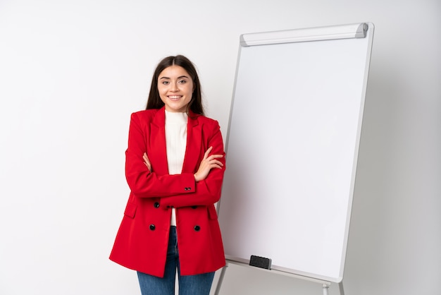 Jovem mulher dando uma apresentação no quadro branco, sorrindo muito