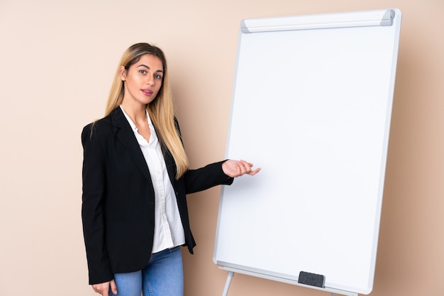 Jovem mulher dando uma apresentação no quadro branco