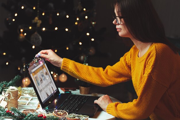 Jovem mulher de compras online com laptop