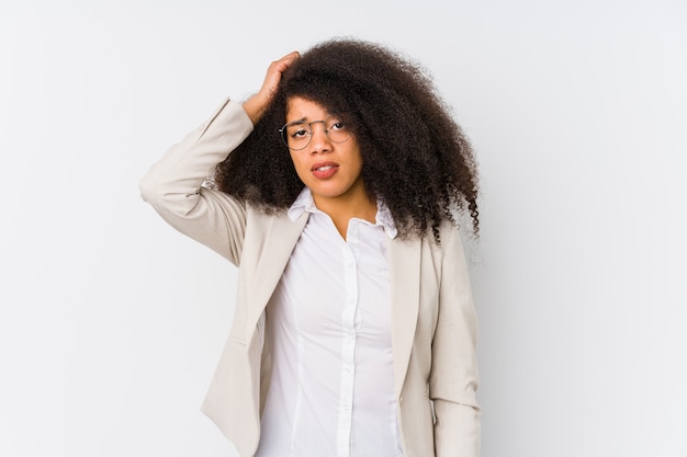 Jovem mulher de negócios afro-americanos sendo chocada, ela se lembrou de uma reunião importante.