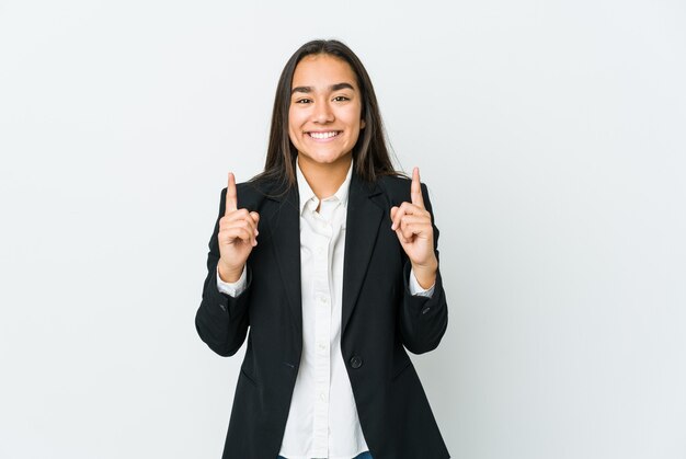 Jovem mulher de negócios asiática indica com os dois dedos dianteiros mostrando um espaço em branco.