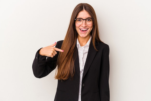 Foto jovem mulher de negócios caucasiana isolada em um fundo branco pessoa apontando com a mão para um espaço de cópia de camisa, orgulhosa e confiante