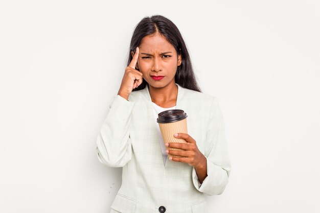 Jovem mulher de negócios indiana segurando café para levar isolada em fundo branco