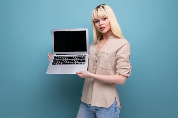 jovem mulher de negócios loira bem sucedida com uma maquete de tela de laptop