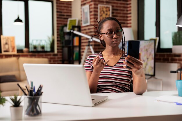 Foto jovem mulher de negócios usando laptop na mesa no escritório