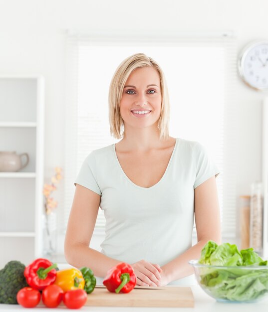 Jovem mulher de pé na cozinha