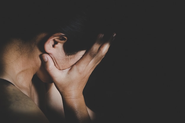 Foto jovem mulher deprimida, violência doméstica e violenta