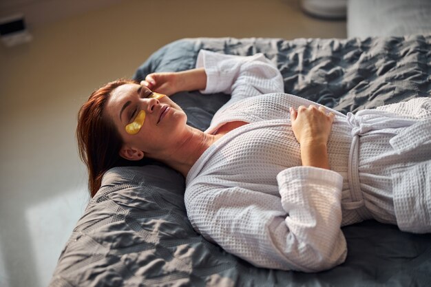 Jovem mulher descansando em casa