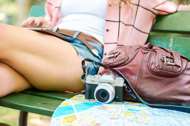 Jovem mulher desfruta de férias.