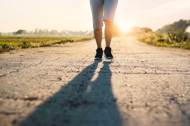 Jovem mulher desportiva correndo