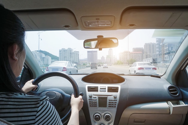 Jovem mulher dirigindo o carro no táxi