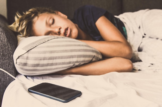 Jovem mulher dormindo na cama