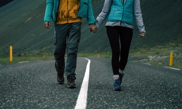 Jovem mulher e homem na Islândia