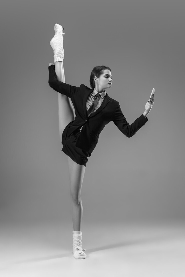 Foto jovem mulher elegante e elegante, vestindo jaqueta e meias, trabalhando em casa.