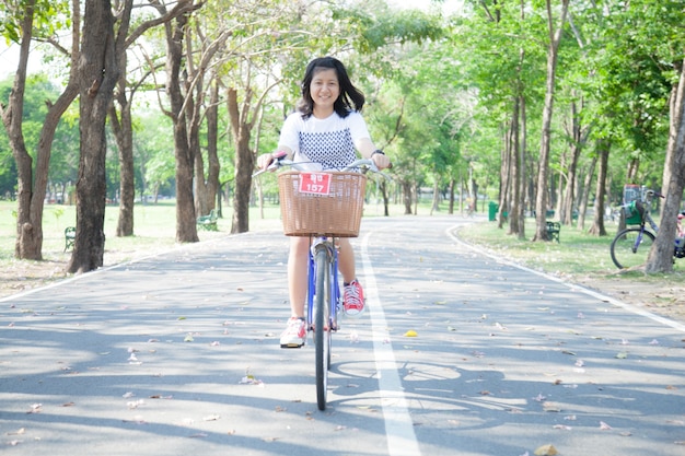 Jovem mulher em bicicleta.