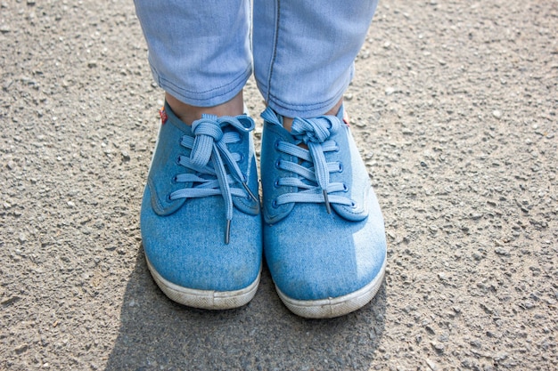 Jovem mulher em jeans e sapatos jeans closeup Roupas jeans casuais usadas sapatos Sapatos da moda jeans e calças jeans