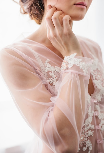 Foto jovem mulher em um boudoir. dia da noiva.