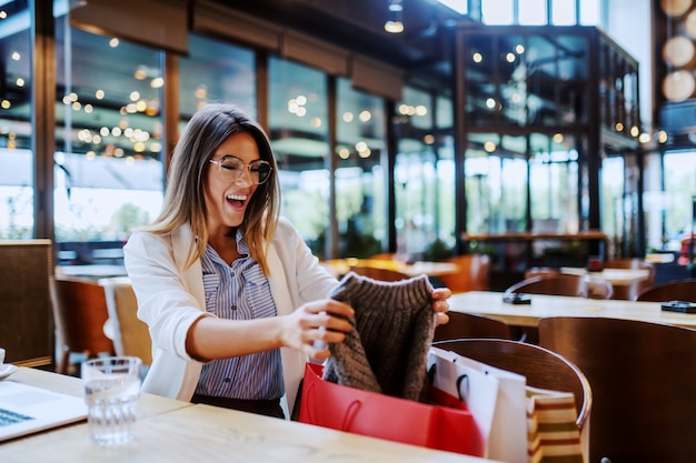 Jovem mulher em um café