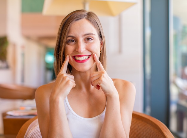 jovem mulher em um resort sorrindo