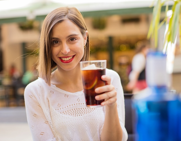 Foto jovem mulher em um restaurante com um coque