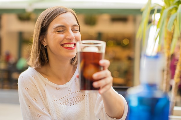 jovem mulher em um restaurante com um coque