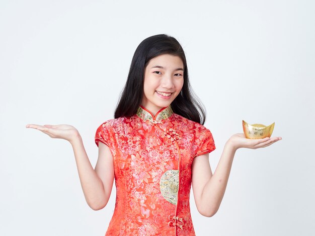 Jovem mulher em um vestido tradicional chinês, mostrando o ouro chinês