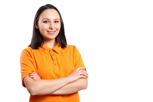 Jovem mulher em uma camisa polo laranja