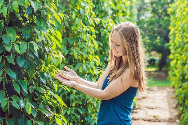 Jovem mulher em uma fazenda de pimenta preta no Vietnã, Phu Quoc.