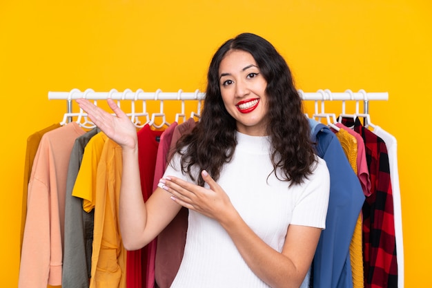 Jovem mulher em uma loja de roupas