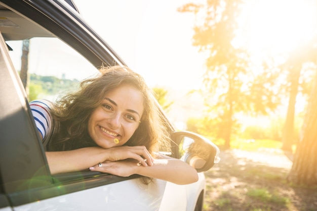 Foto jovem mulher em uma viagem de carro