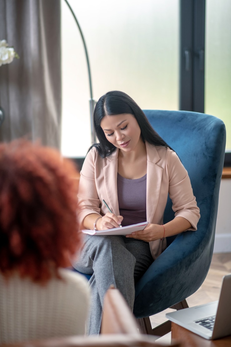 Foto jovem mulher encaracolada conversando com seu psicoterapeuta