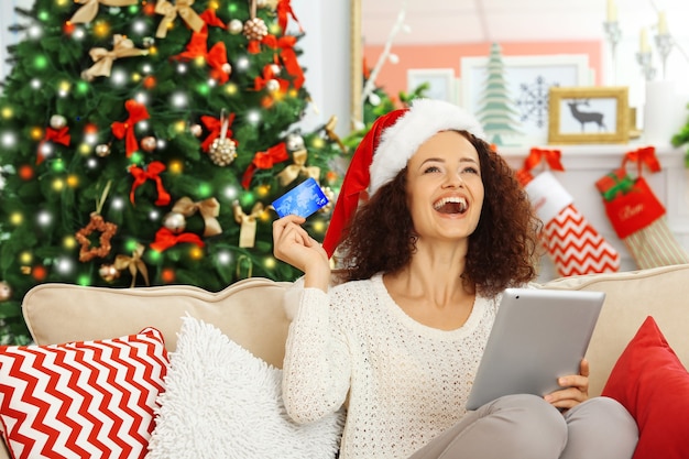 Jovem mulher encomendando presentes de Natal online