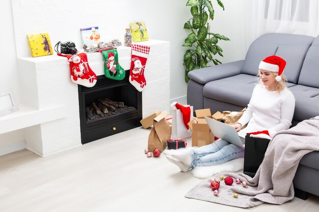 Jovem mulher encomendando presentes de natal online