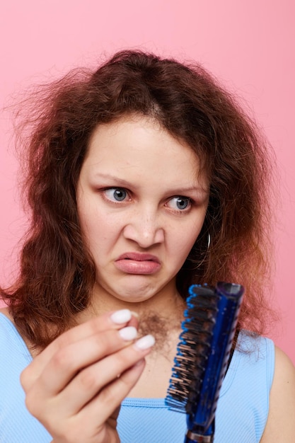 Foto jovem mulher enjoada expressão facial pentear cabelo estilo de vida inalterado